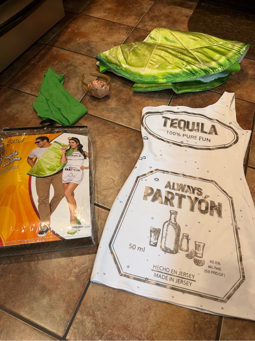 California Costumes White and Lime Tequila Bottle Costume Apron with Lime Hat